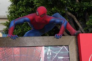 los angeles - jun 28 - atmosfeer - Spider Man karakter arriveert Bij de de verbazingwekkend Spider Man première Bij dorp theater Aan juni 28, 2012 in westhout, ca foto