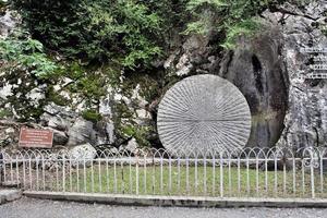 lourdes in Frankrijk in 2011. een visie van de manier van de kruis in lourdes foto