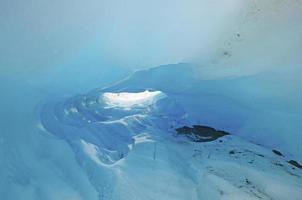 blauw ijs in een glaciaal ijs grot foto