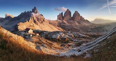 zonsondergang bergpanorama in italië dolomieten - tre cime