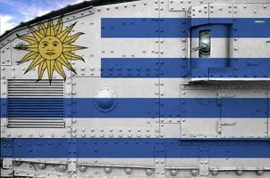 Uruguay vlag afgebeeld Aan kant een deel van leger gepantserd tank detailopname. leger krachten conceptuele achtergrond foto