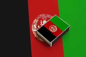 afghanistan vlag is afgebeeld Aan een luciferdoosje dat leugens Aan een groot vlag foto