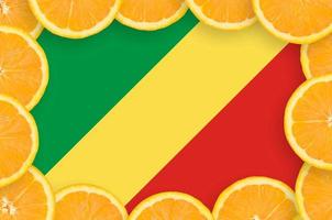 Congo vlag in vers citrus fruit plakjes kader foto