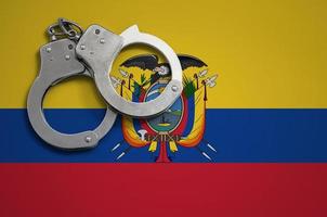 Ecuador vlag en Politie handboeien. de concept van misdrijf en overtredingen in de land foto