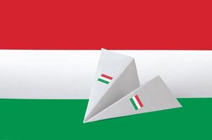 Hongarije vlag afgebeeld Aan papier origami vliegtuig. handgemaakt kunsten concept foto