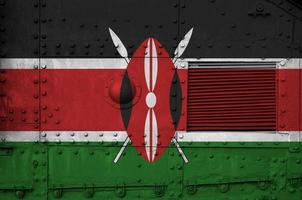 Kenia vlag afgebeeld Aan kant een deel van leger gepantserd tank detailopname. leger krachten conceptuele achtergrond foto