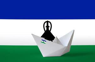 Lesotho vlag afgebeeld Aan papier origami schip detailopname. handgemaakt kunsten concept foto