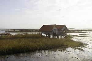 een oud huis Bij talay noi met een blauw lucht chaloem frakiat brug phatthalung provincie in Thailand foto