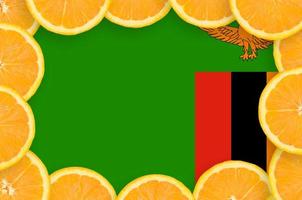 Zambia vlag in vers citrus fruit plakjes kader foto
