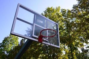 buitenshuis basketbal bord met Doorzichtig blauw lucht foto