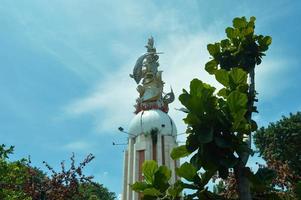 sidoarjo, maart, 2022 - visie van de sidoarjo stad park met een monument wanneer de weer is Doorzichtig foto