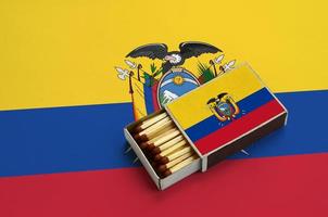 Ecuador vlag is getoond in een Open luciferdoosje, welke is gevulde met wedstrijden en leugens Aan een groot vlag foto