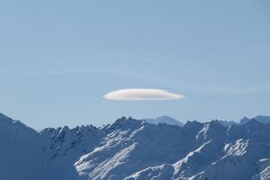 lensvormige wolk boven alpiene toppen