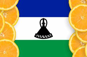 Lesotho vlag in citrus fruit plakjes verticaal kader foto