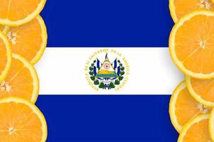 el Salvador vlag in citrus fruit plakjes verticaal kader foto