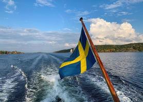 Zweeds vlag Aan een het zeilen boot 5 foto