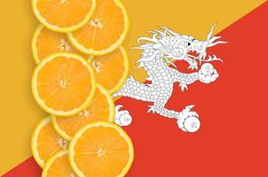 Bhutan vlag en citrus fruit plakjes verticaal rij foto