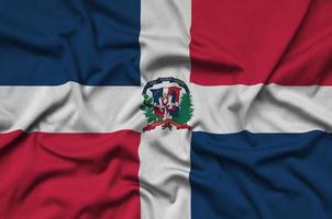dominicaans republiek vlag is afgebeeld Aan een sport- kleding kleding stof met veel vouwen. sport team banier foto