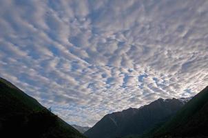 dramatisch stratus wolken in de avond foto