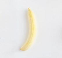 minimalistisch geschild banaan Aan wit houten achtergrond. foto