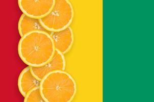 Guinea vlag en citrus fruit plakjes verticaal rij foto