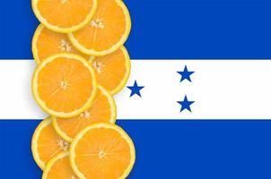 Honduras vlag en citrus fruit plakjes verticaal rij foto
