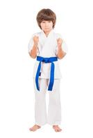 karate. weinig jongen jurk karate uniform geïsoleerd Aan wit foto