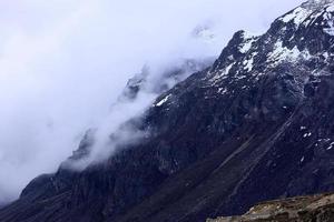 besneeuwde berg in mist-himalaya gebergte, sikkim, india foto
