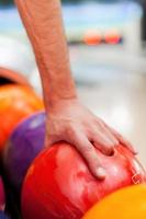 Lucky bal. detailopname van een hand- Holding bowling bal foto