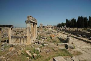 hoofd straat Bij hierapolis oude stad in pamukkale, denizli, turkiye foto