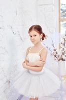 jong ballerina meisje is voorbereidingen treffen voor een ballet prestatie. weinig prima ballet foto