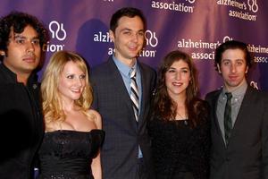 los angeles, 20 maart - jim parsons, mayim bialik arriveert op de 21e jaarlijkse a night at sardi s ten voordele van de alzheimer s Association in het beverly hilton hotel op 20 maart 2013 in beverly hills, ca foto