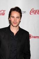 las vegas, apr 26 - taylor kitsch arriveert Bij de bioscoop 2012 talent prijzen Bij keizers paleis Aan april 26, 2012 in las vegas, nv foto