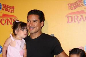 los engelen, jul 12 - Mario lopez en dochter arriveert Bij draken gepresenteerd door rinkelend broeders en barnum en bailey circus Bij nietjes centrum Aan juli 12, 2012 in los engelen, ca foto