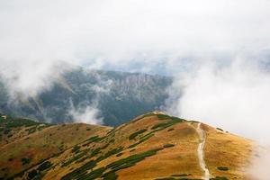 het beklimmen van volovec bij het tatra-gebergte foto
