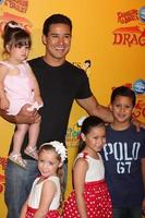 los engelen, jul 12 - Mario lopez en dochter in zijn armen , en zijn nichtjes en neef arriveert Bij draken gepresenteerd door rinkelend broeders en barnum en bailey circus Bij nietjes centrum Aan juli 12, 2012 in los engelen, ca foto