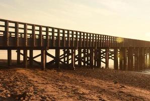 zon schijnend Aan poeder punt brug in dusxbury foto