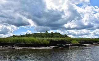 donker wolken over- een getijdenwater modder flats foto