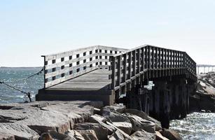 hout brug en steiger acteren net zo een zee breken foto