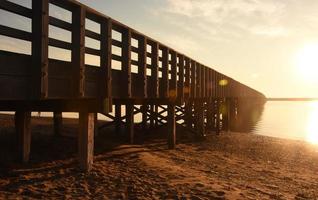 gouden uur Aan duxbury baai met een brug foto