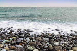 stenen kust van de oceaan met golven foto