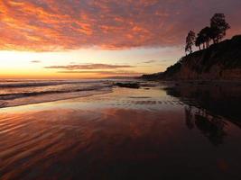 oceaan eb zonsondergang nadenken over teruglopende zeebodem. foto