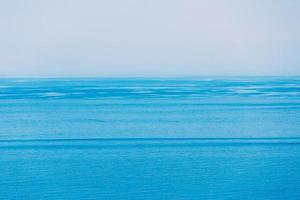 zee oceaan en blauwe heldere hemelachtergrond