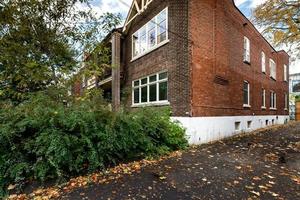 hoog einde luxe modern ten volle gemeubileerd appartement in Montreal met afgewerkt kelder, slaapkamers, rommel, keuken, achtertuin en leven kamer foto