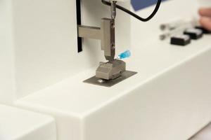 een detailopname schot van uitrusting in een medisch laboratorium voor fabricage medisch injectiespuiten foto