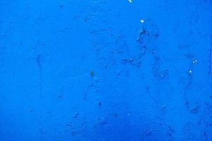 de structuur van de ijzer metaal geschilderd blauw verf haveloos oud haveloos gekrast gebarsten oude metaal vel muur. de achtergrond foto
