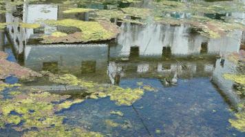 de mooi oud Chinese dorp visie met de reflectie visie in water in de platteland van de China foto