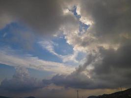 dans van de wolken. wolk en vallei visie. wolken over- groen vallei foto