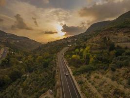 antenne vallei en weg, top visie, verbazingwekkend natuur achtergrond. zonsondergang vliegend drone, zeegezicht foto