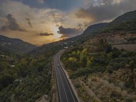 antenne vallei en weg, top visie, verbazingwekkend natuur achtergrond. zonsondergang vliegend drone, zeegezicht foto